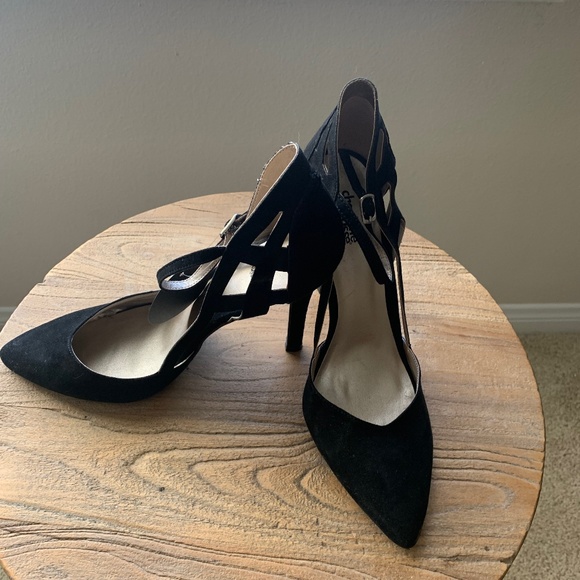 Black evening heels w/ankle strap - Picture 1 of 3